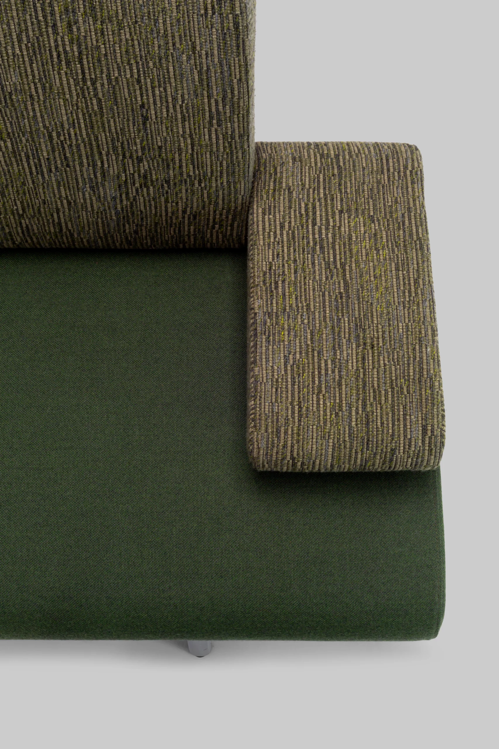 Harvink bank Armslag Oregon en Ploegwool groen met geschuurd chroom frame