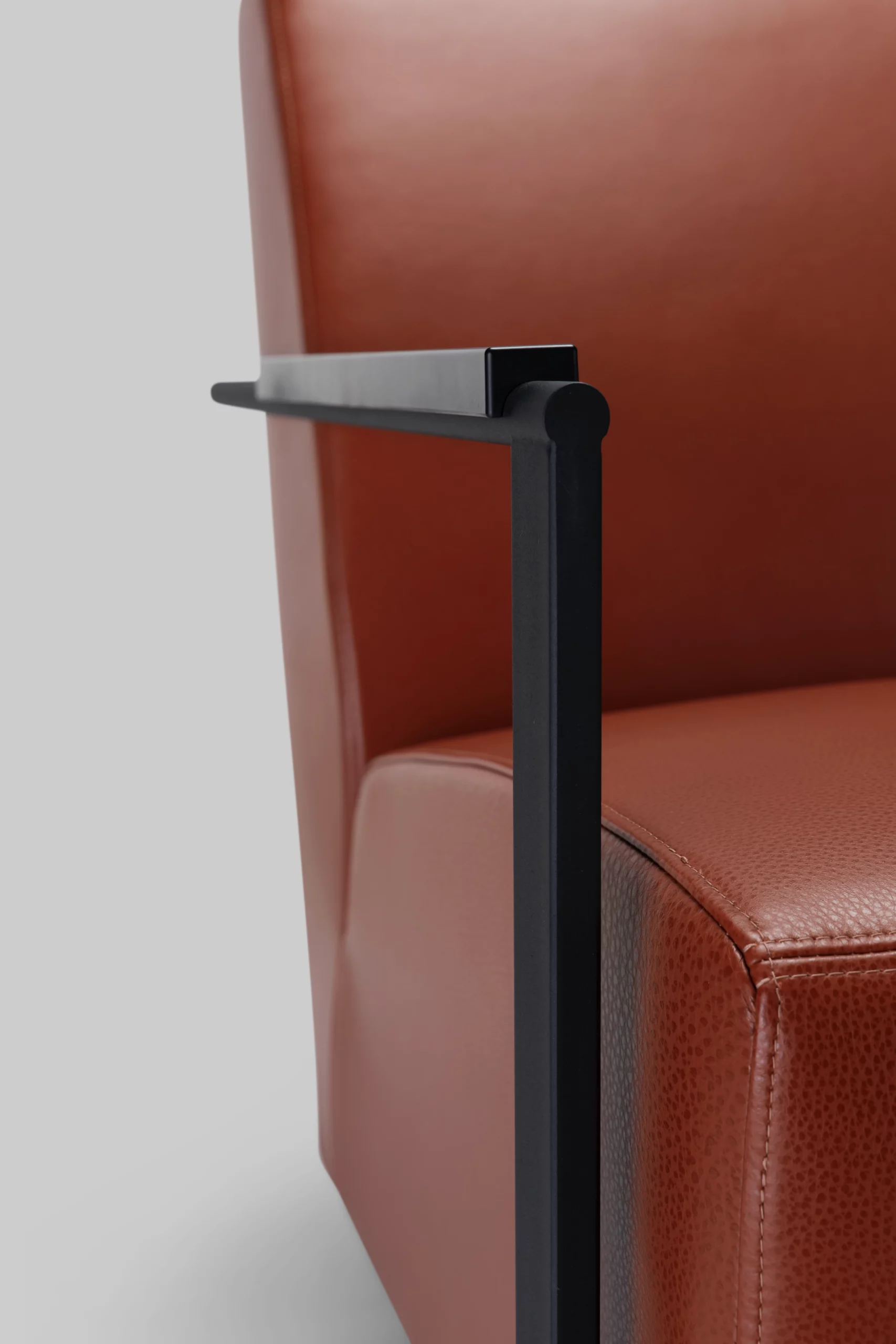 Harvink fauteuil Alowa in leer club whiskey met frame zwart fijnstructuur