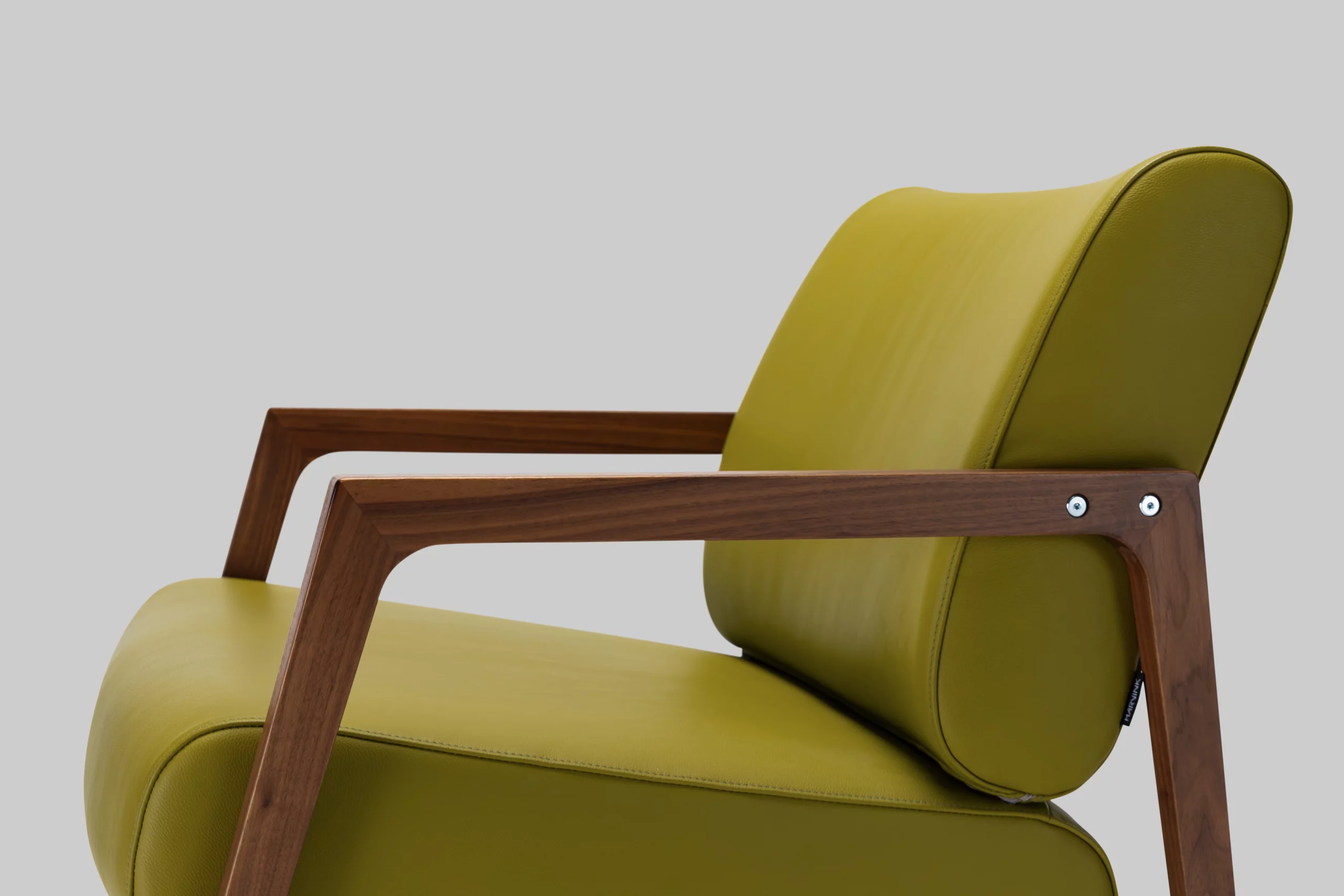 Harvink fauteuil Fraai in leder olijf met frame Amerikaans noten en geschuurd chroom