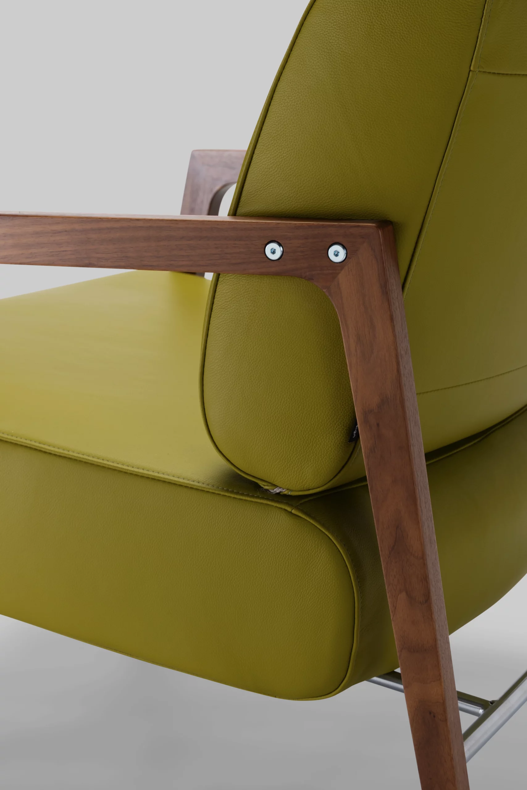Harvink fauteuil Fraai in leder olijf met frame Amerikaans noten en geschuurd chroom
