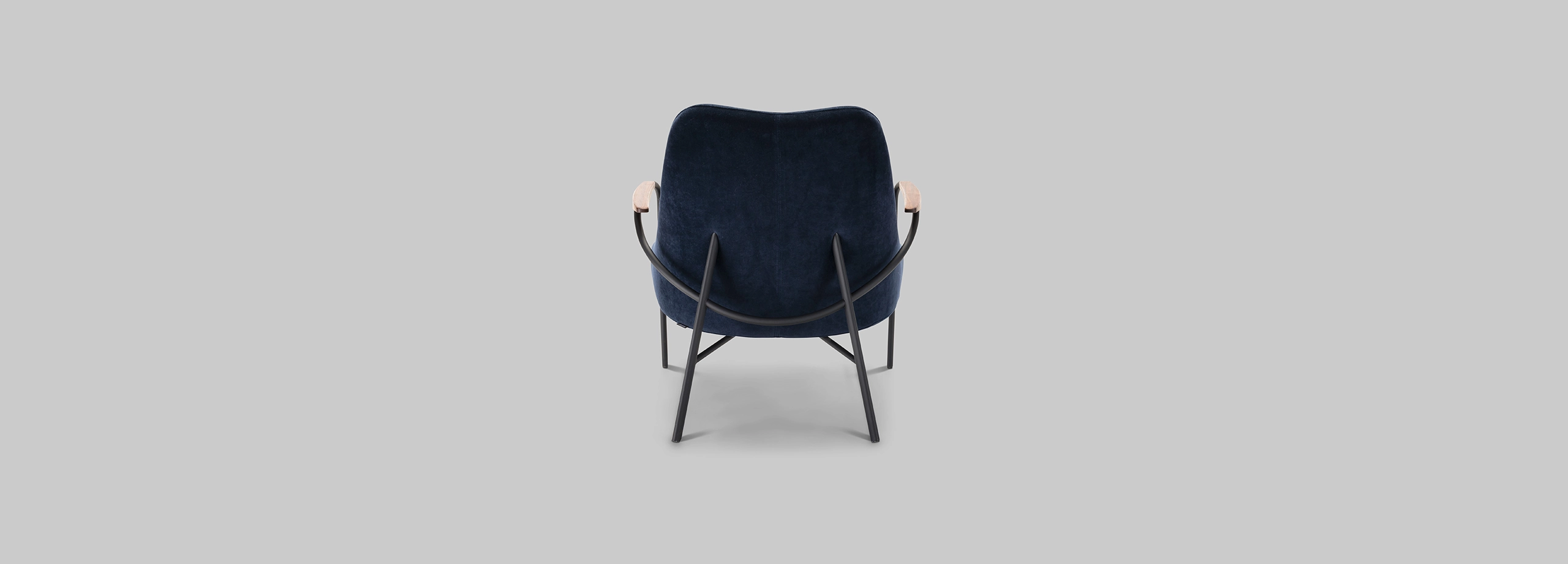 Harvink fauteuil Blazoen met armlegger in Amerikaans noten en in stof Alma fluweel blauw met frame zwart fijnstructuur