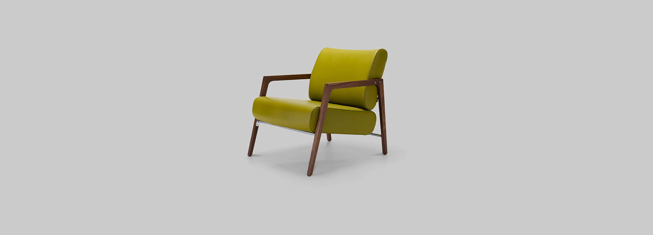 Harvink fauteuil Fraai in leder olijf met frame Amerikaans noten en geschuurd chroom