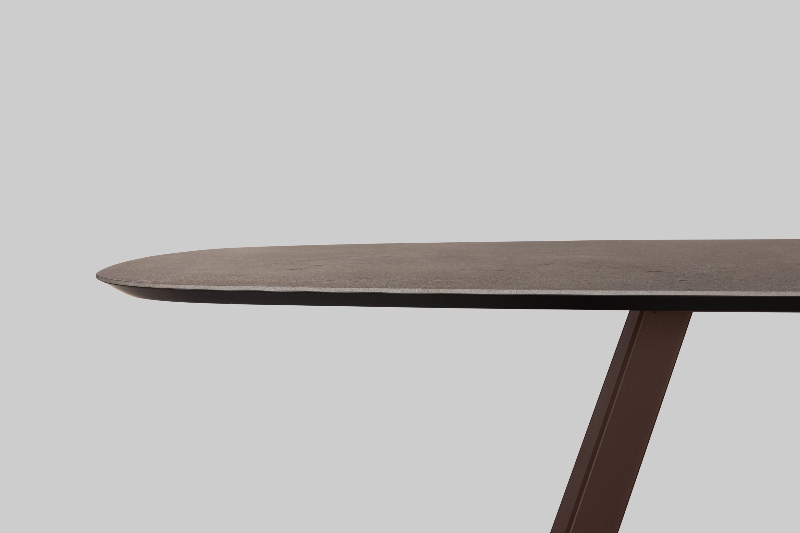 Harvink eettafel Fier Deens ovaal blad keramiek wulong slate met poot in RAL 8017 chocoladebruin fijnstructuur