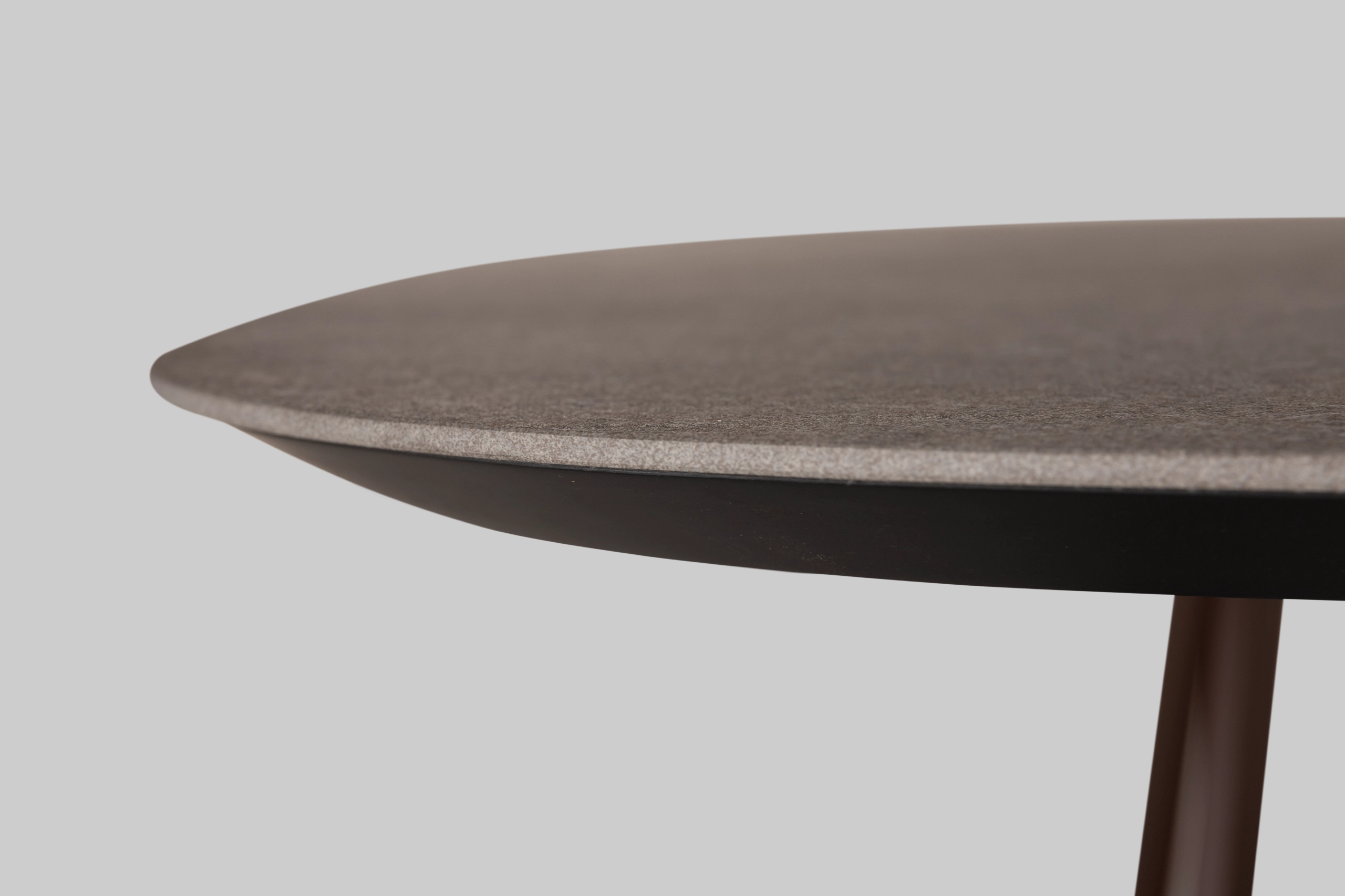 Harvink eettafel Fier Deens ovaal blad keramiek wulong slate met poot in RAL 8017 chocoladebruin fijnstructuur