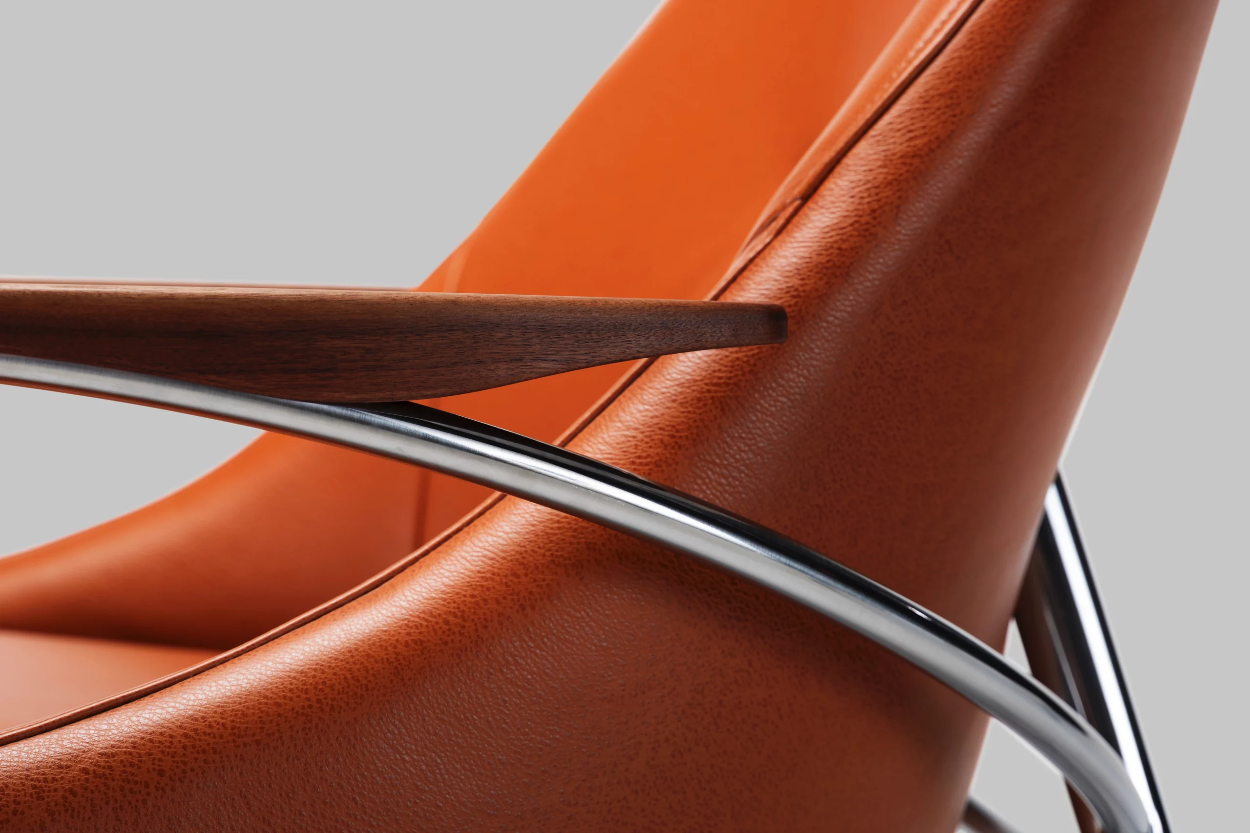 Harvink fauteuil Blazoen met armlegger in leer club cognac met frame geschuurd chroom