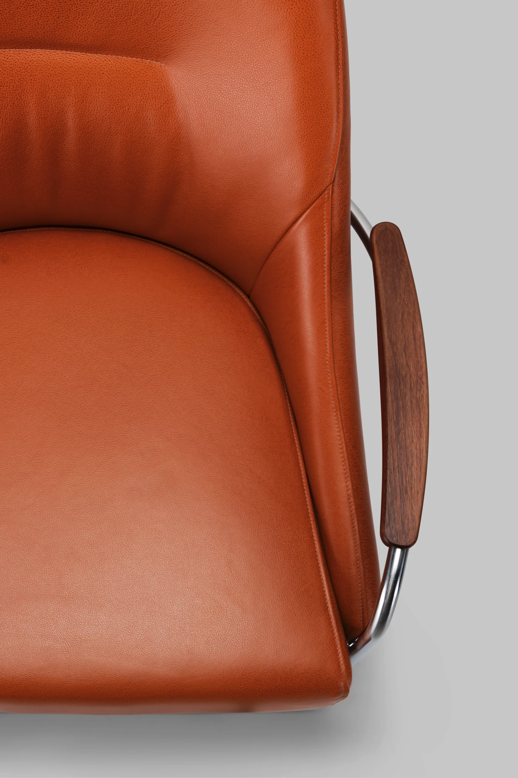 Harvink fauteuil Blazoen met armlegger in leer club cognac met frame geschuurd chroom