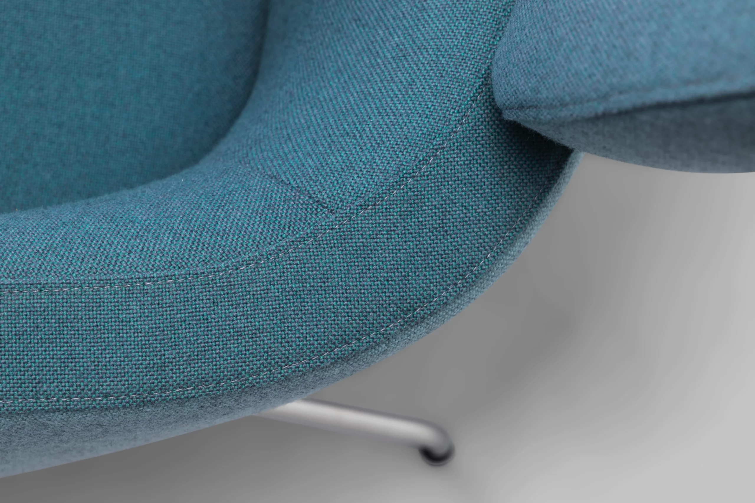 Harvink fauteuil Clip in stof lichtblauw met frame geschuurd chroom