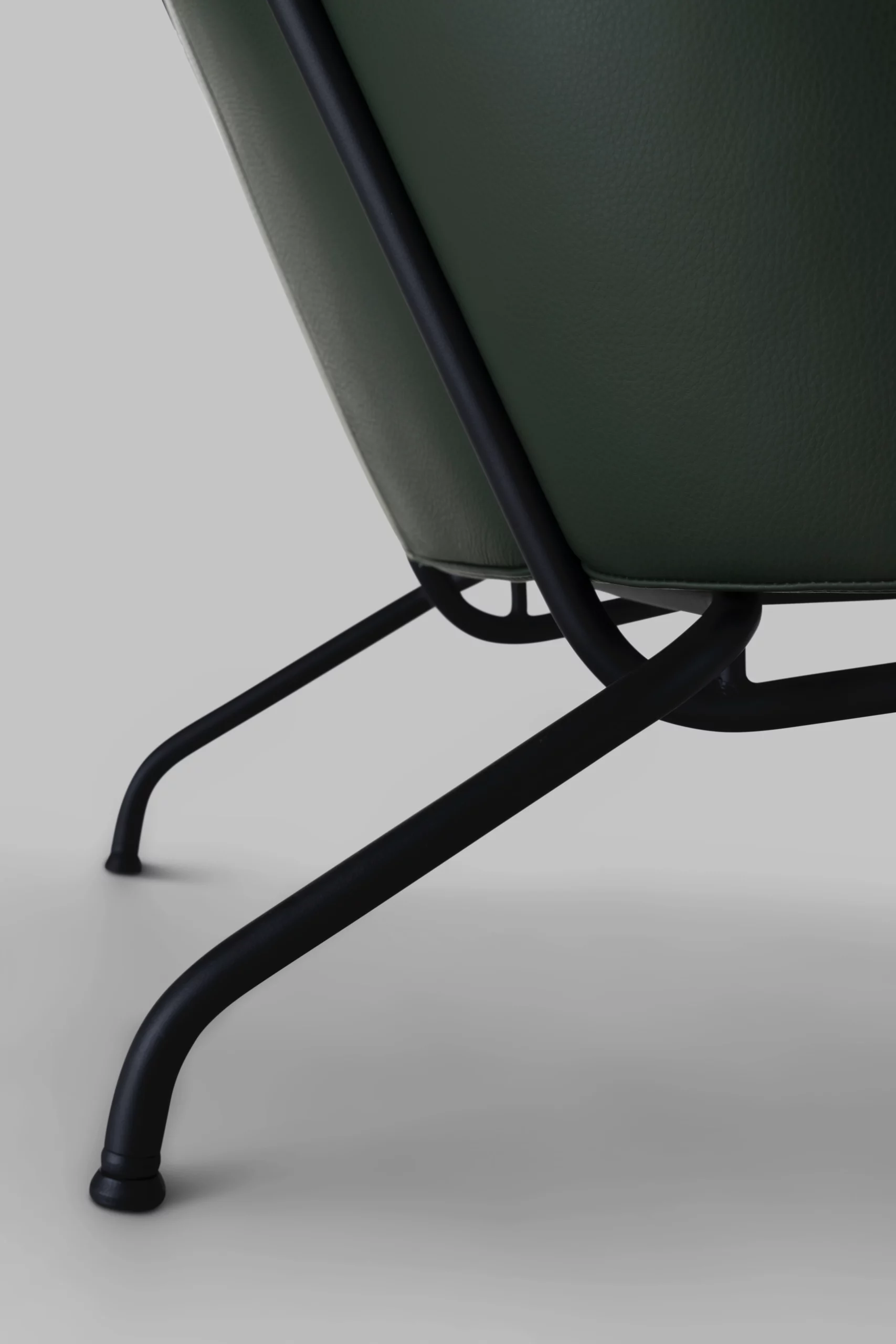 Harvink fauteuil Clip in leer 1616 - 7051 basil groen met frame zwart fijnstructuur