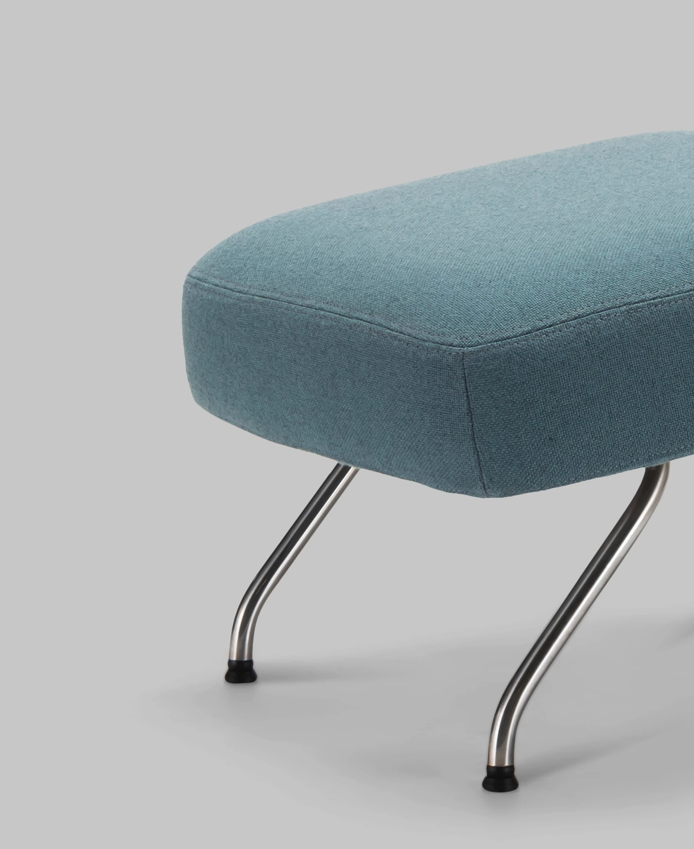 Harvink hocker Clip in stof Ploegwool lichtblauw met frame geschuurd chroom