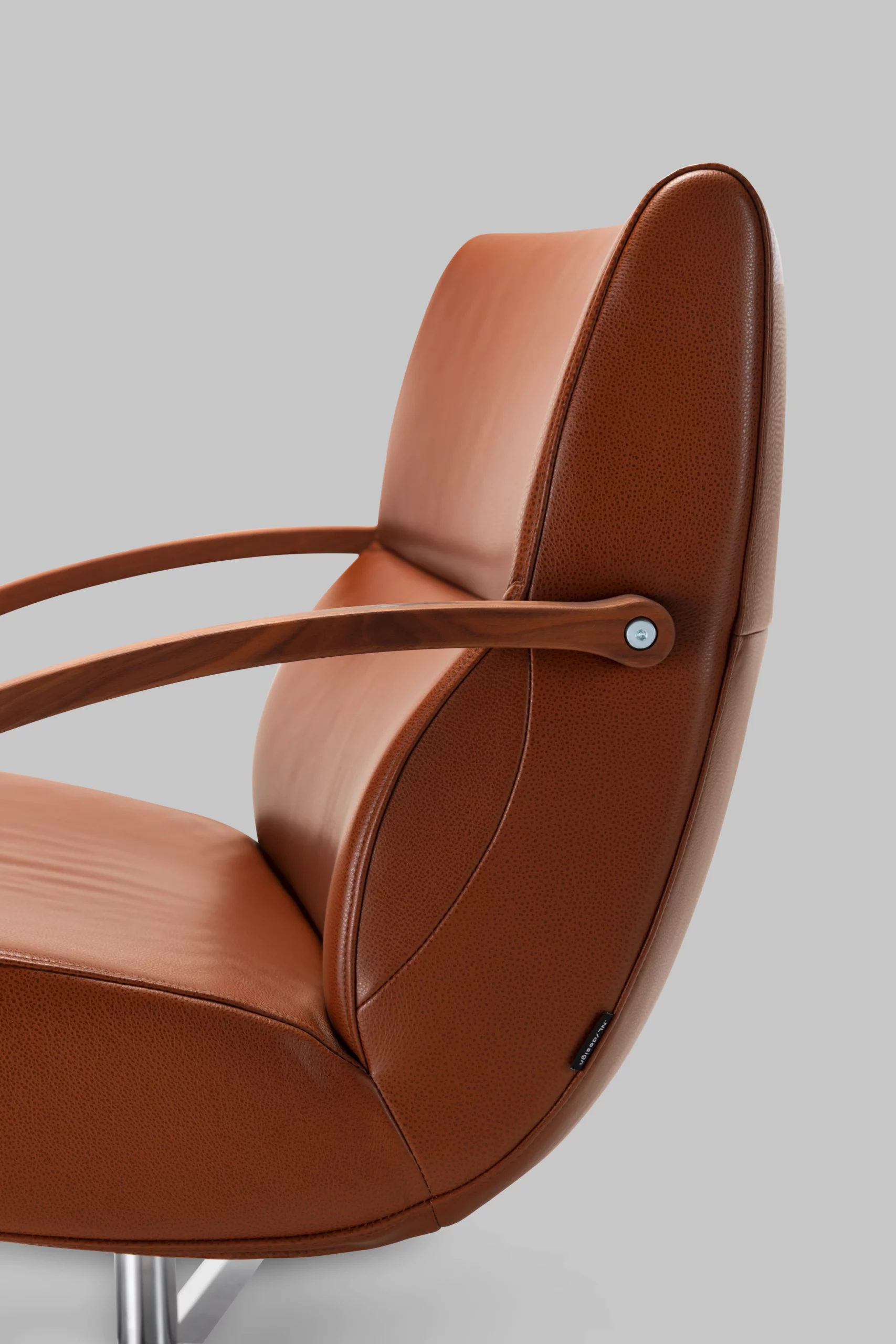Harvink draai fauteuil Focus in leer cognac bruin met frame geschuurd chroom en Amerikaans noten armleggers
