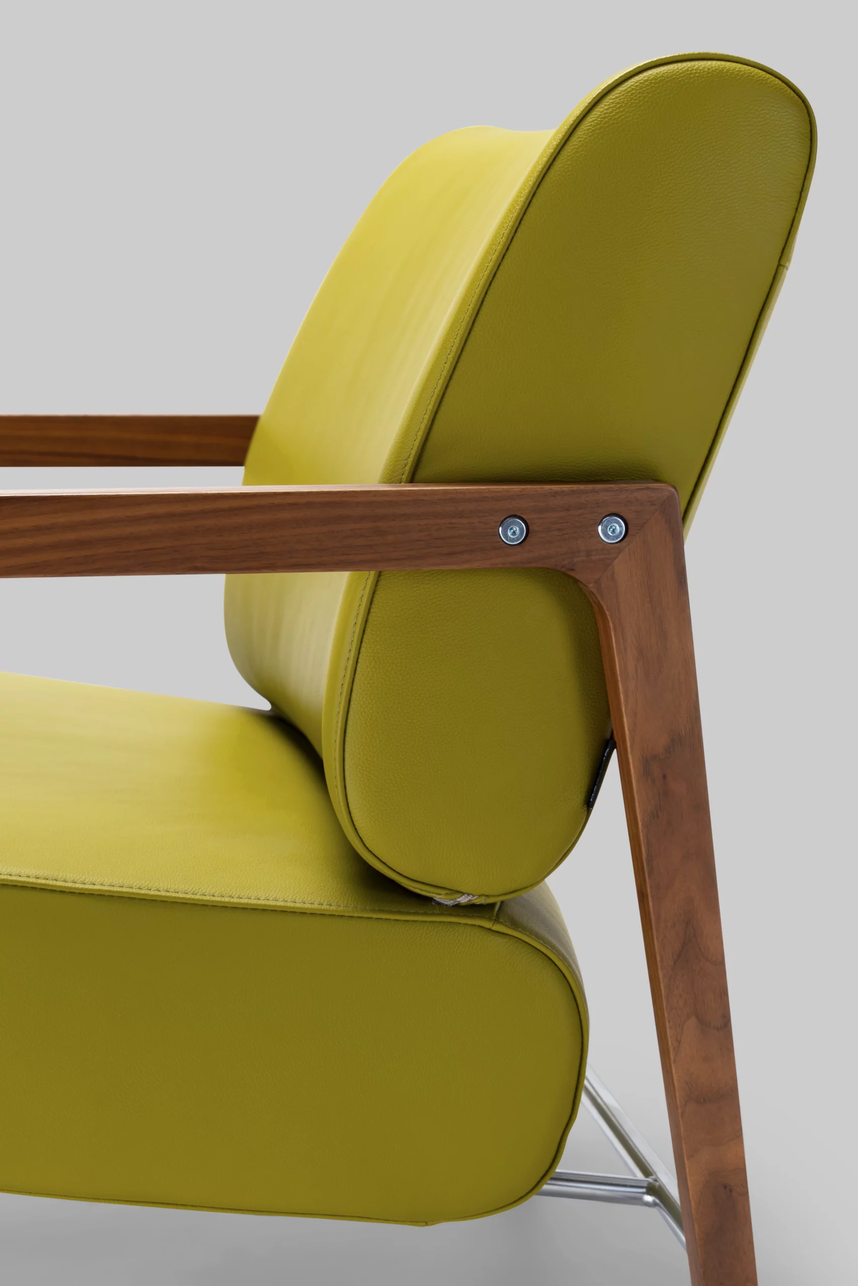 Harvink fauteuil Fraai in leder olijf met frame Amerikaans noten en geschuurd chroom