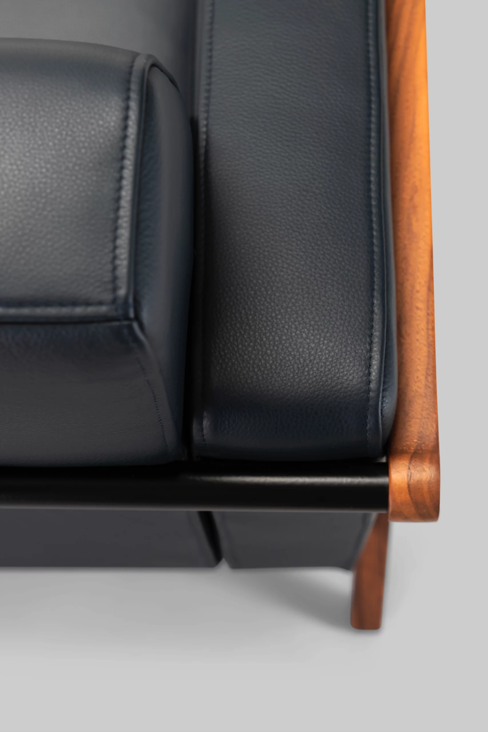 Harvink bank Splinter leder blauw met Amerikaans noten houten frame