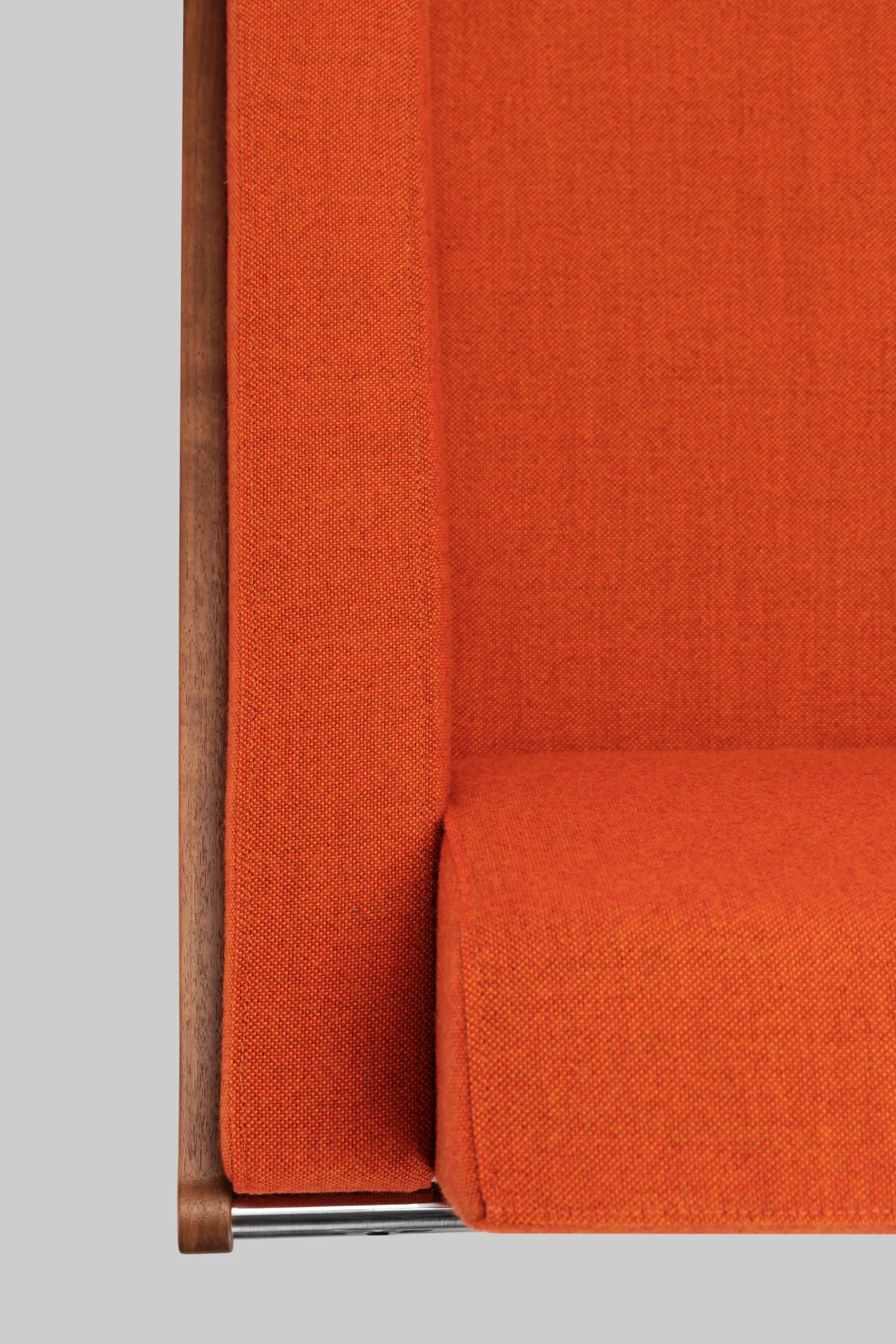 Harvink bank Splinter in stof oranje met frame Amerikaans noten en geschuurd chroom