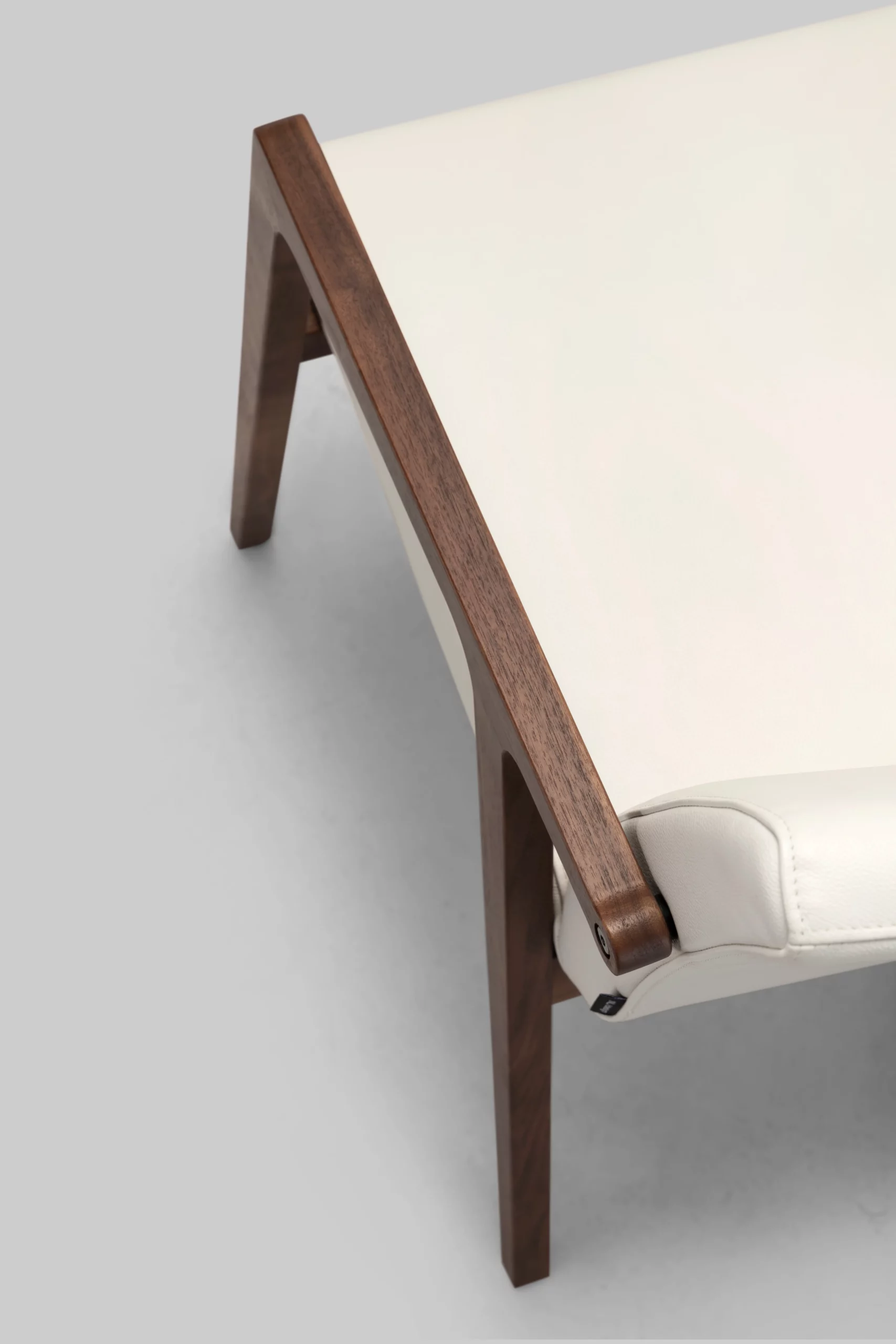 Harvink stoel Splinter leder wit met Amerikaans noten arm frame