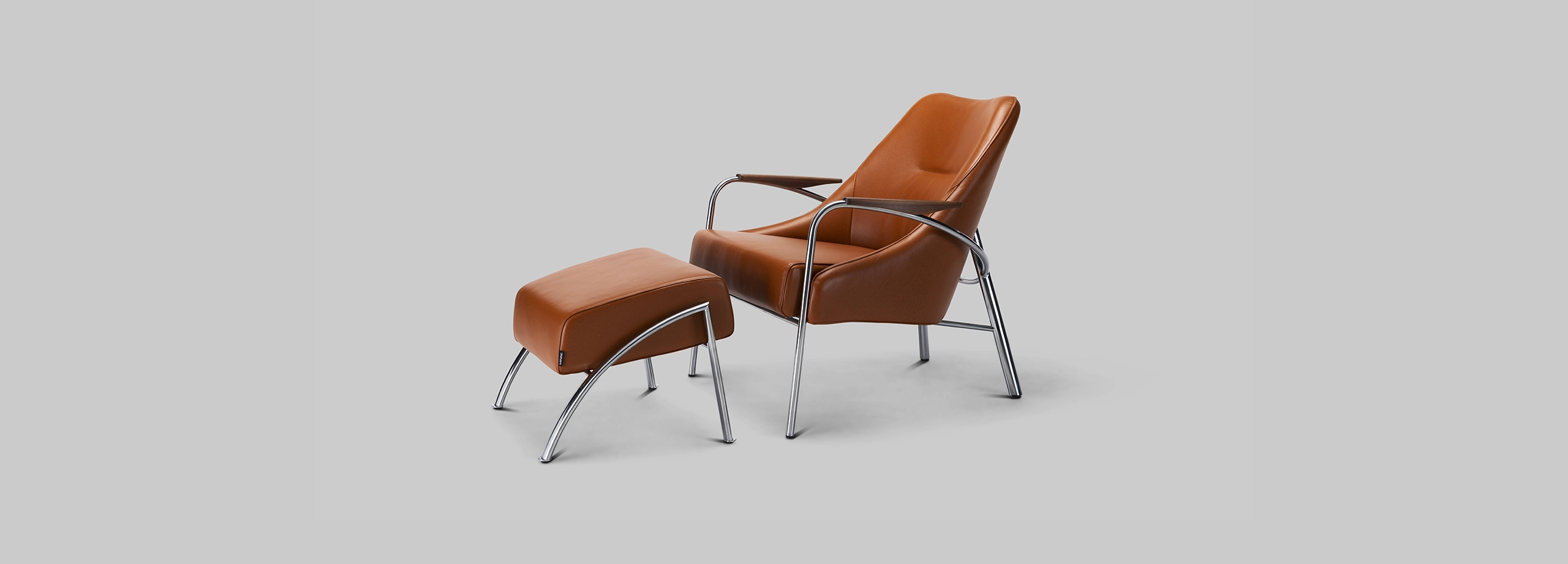 Harvink fauteuil Blazoen met hocker Club met armlegger in leer club cognac met frame geschuurd chroom
