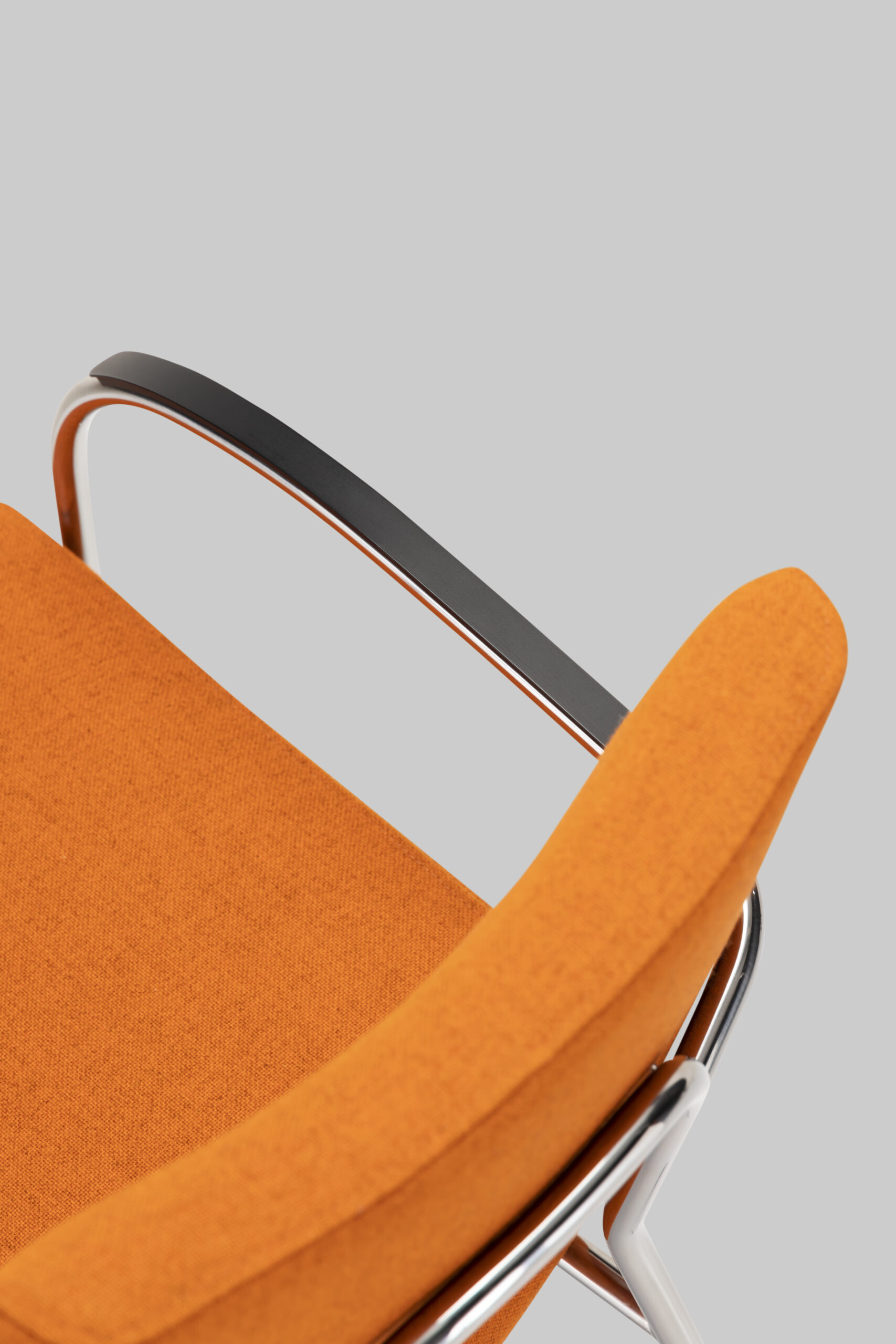 Harvink stoel Fay in stof Tonica oranje met frame geschuurd chroom