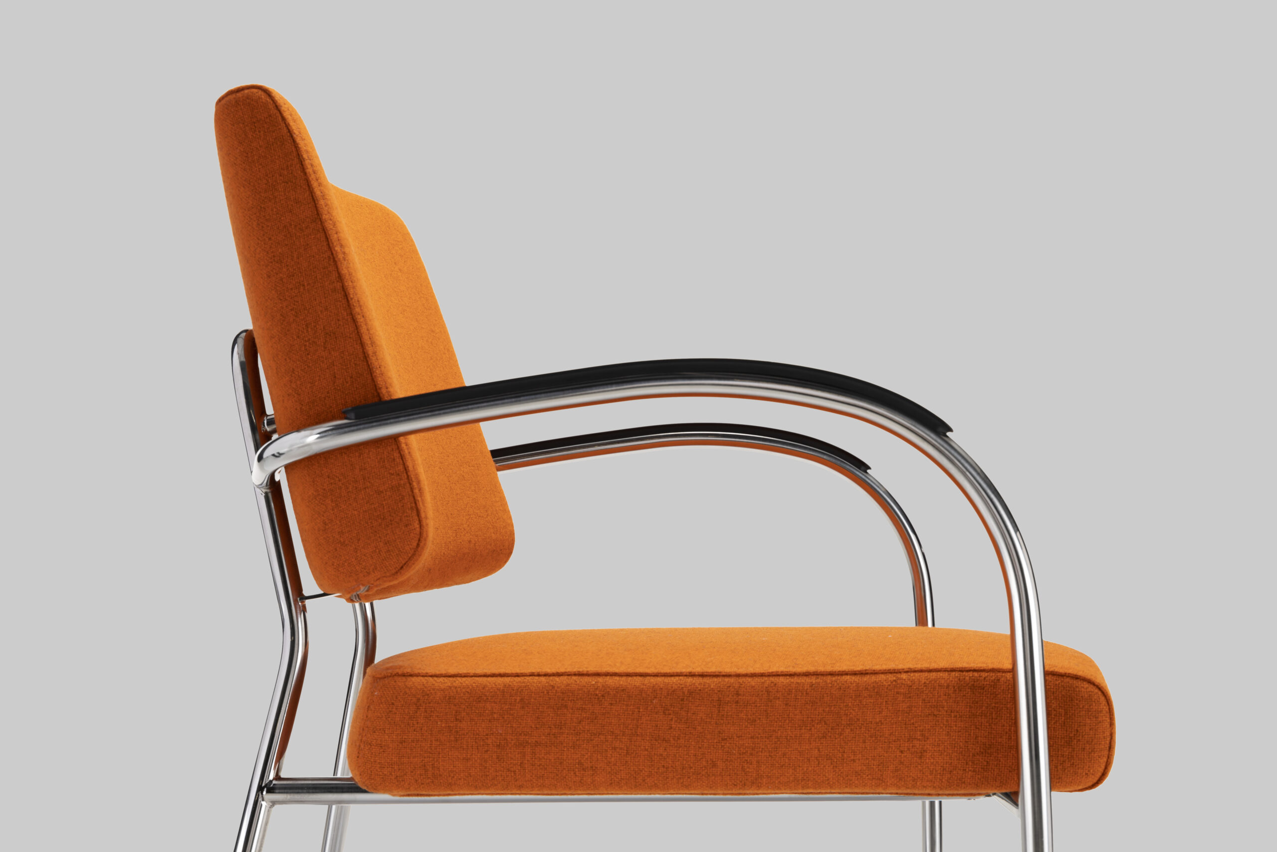 Harvink stoel Fay in stof Tonica oranje met frame geschuurd chroom