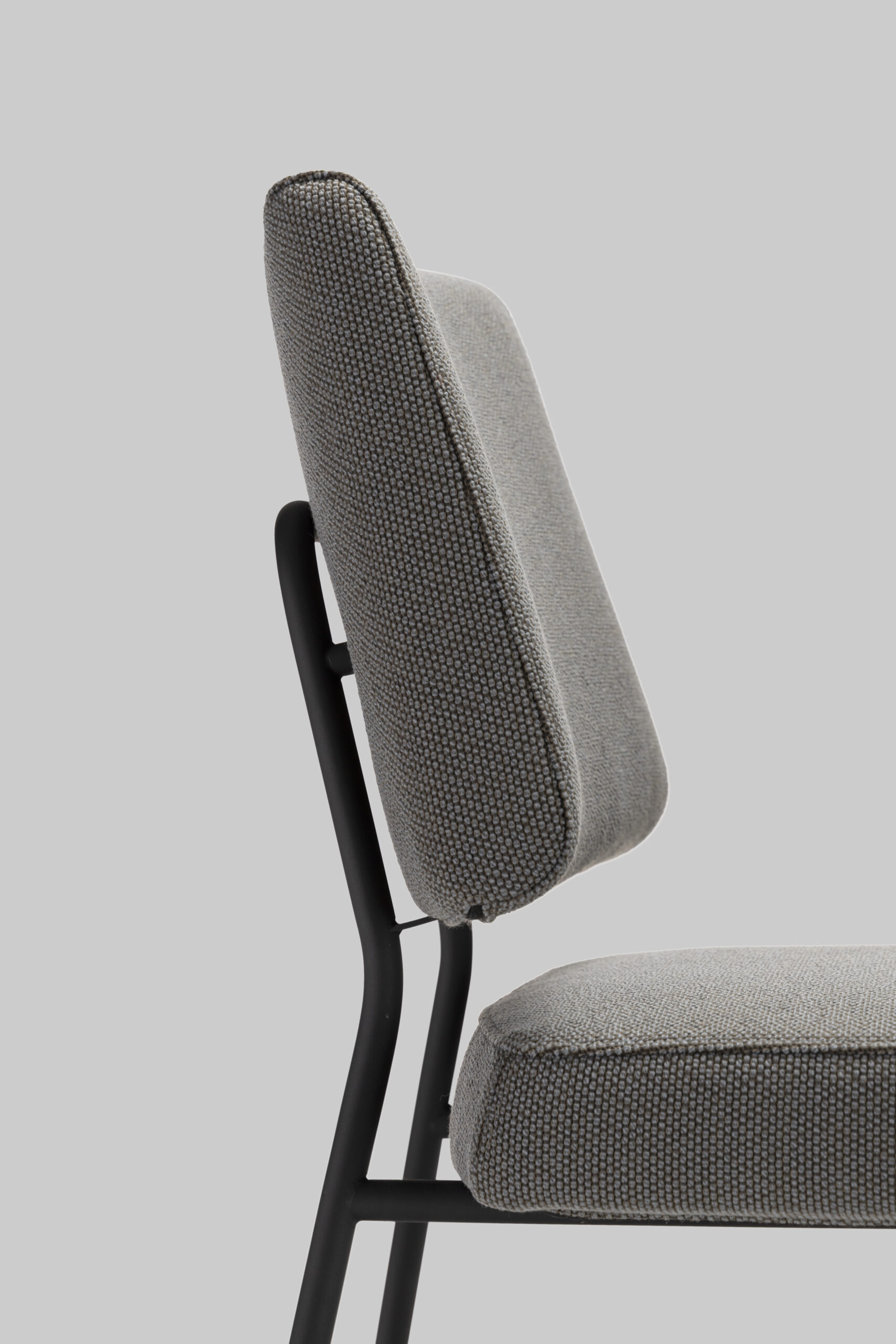 Harvink stoel Fay in stof opera donkergrijs met frame zwart fijnstructuur