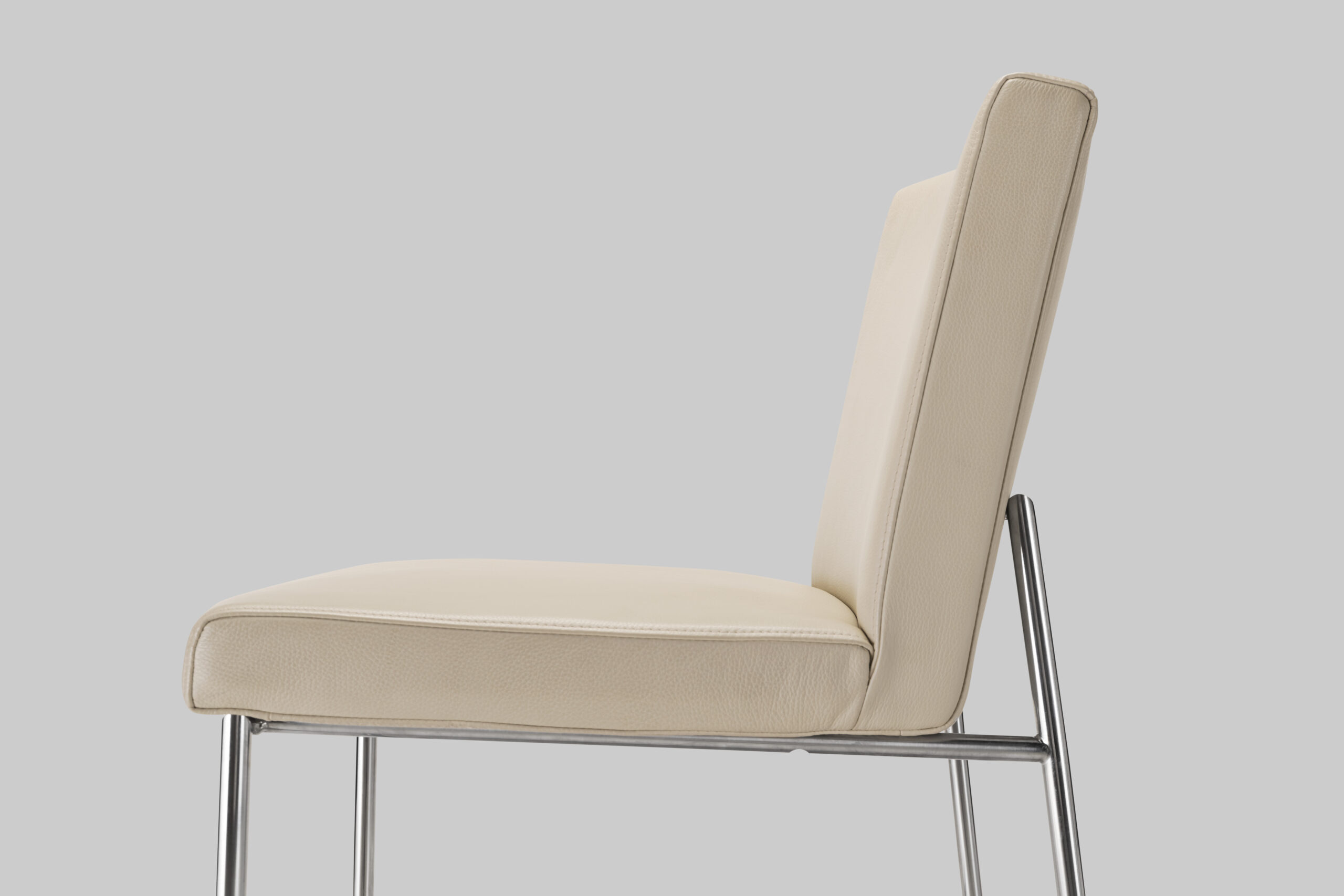 Harvink stoel Hi in leer beige kiezel met frame geschuurd chroom