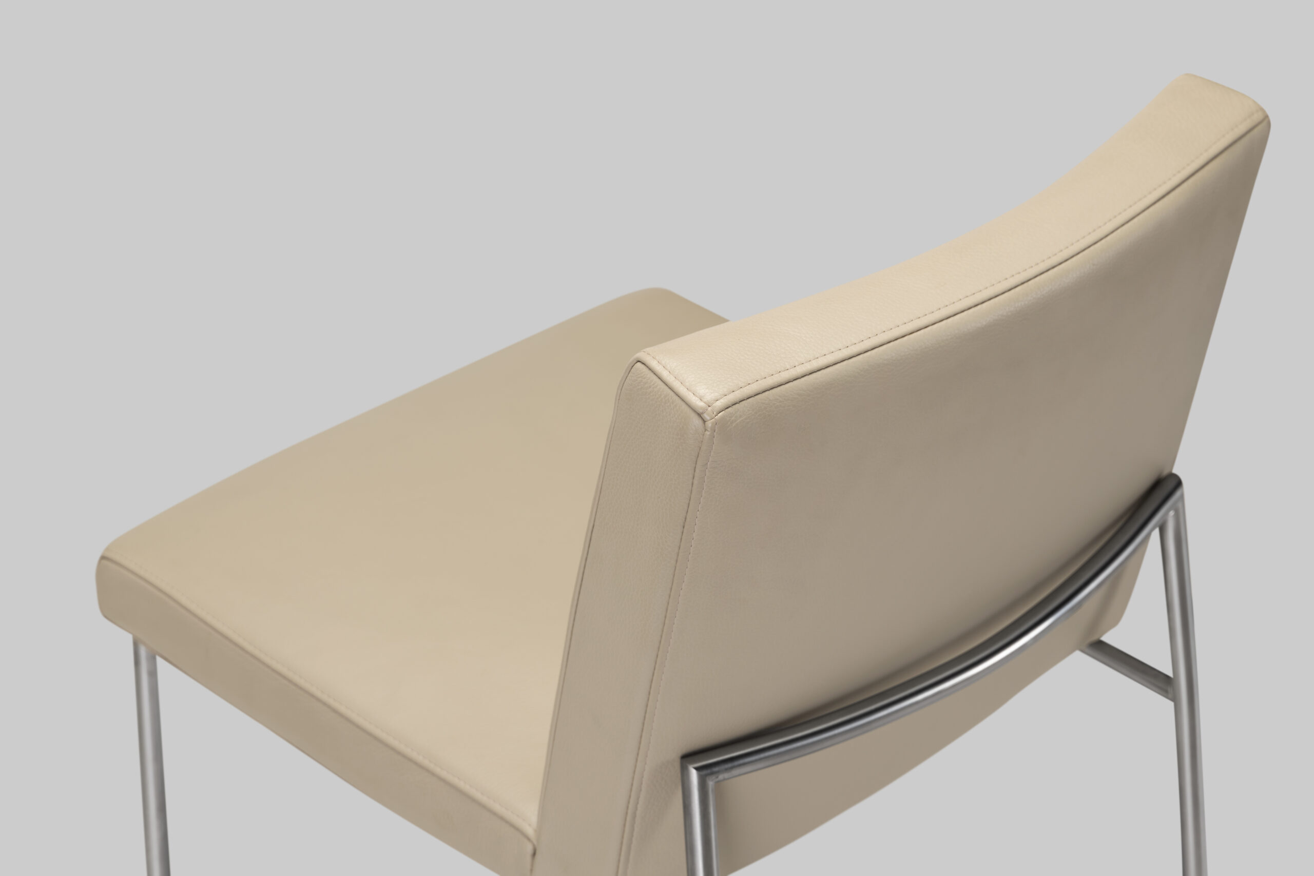 Harvink stoel Hi in leer beige kiezel met frame geschuurd chroom