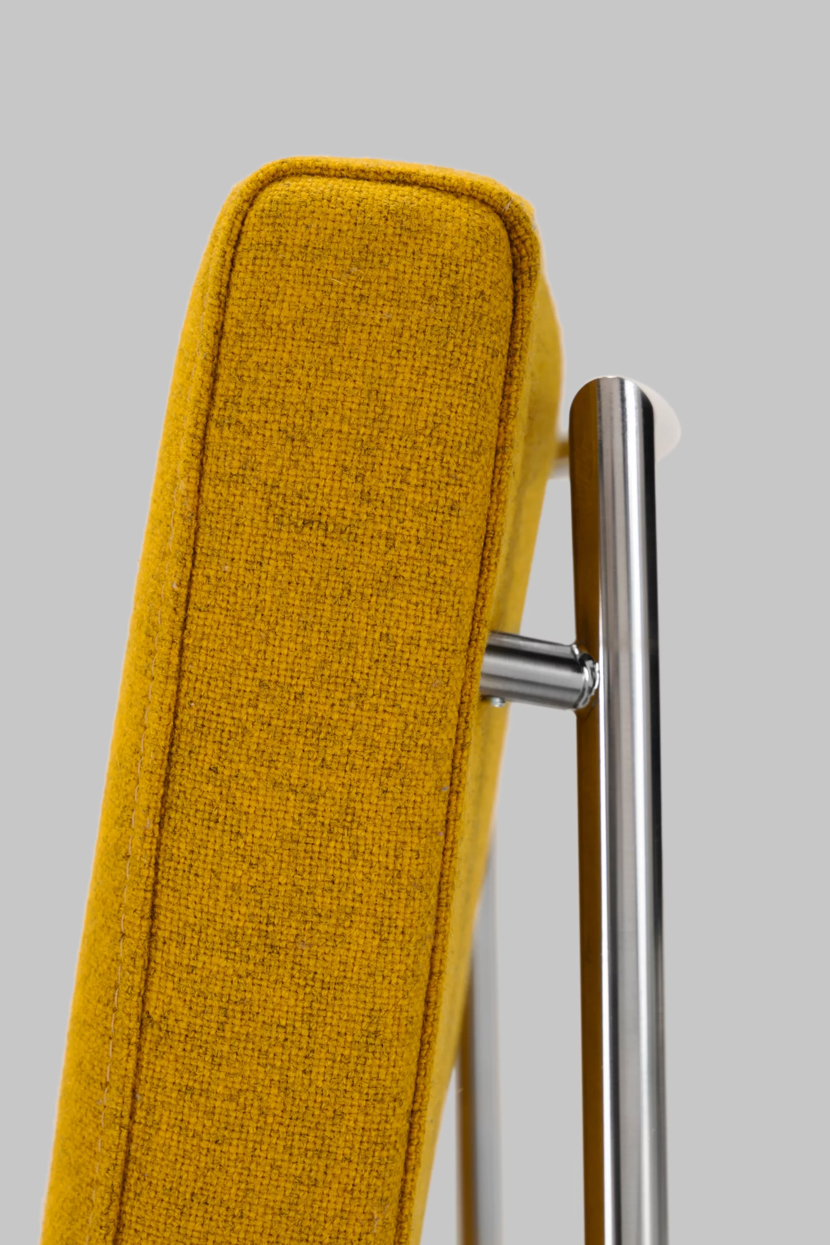 Harvink stoel Point in stof Tonica geel met frame geschuurd chroom