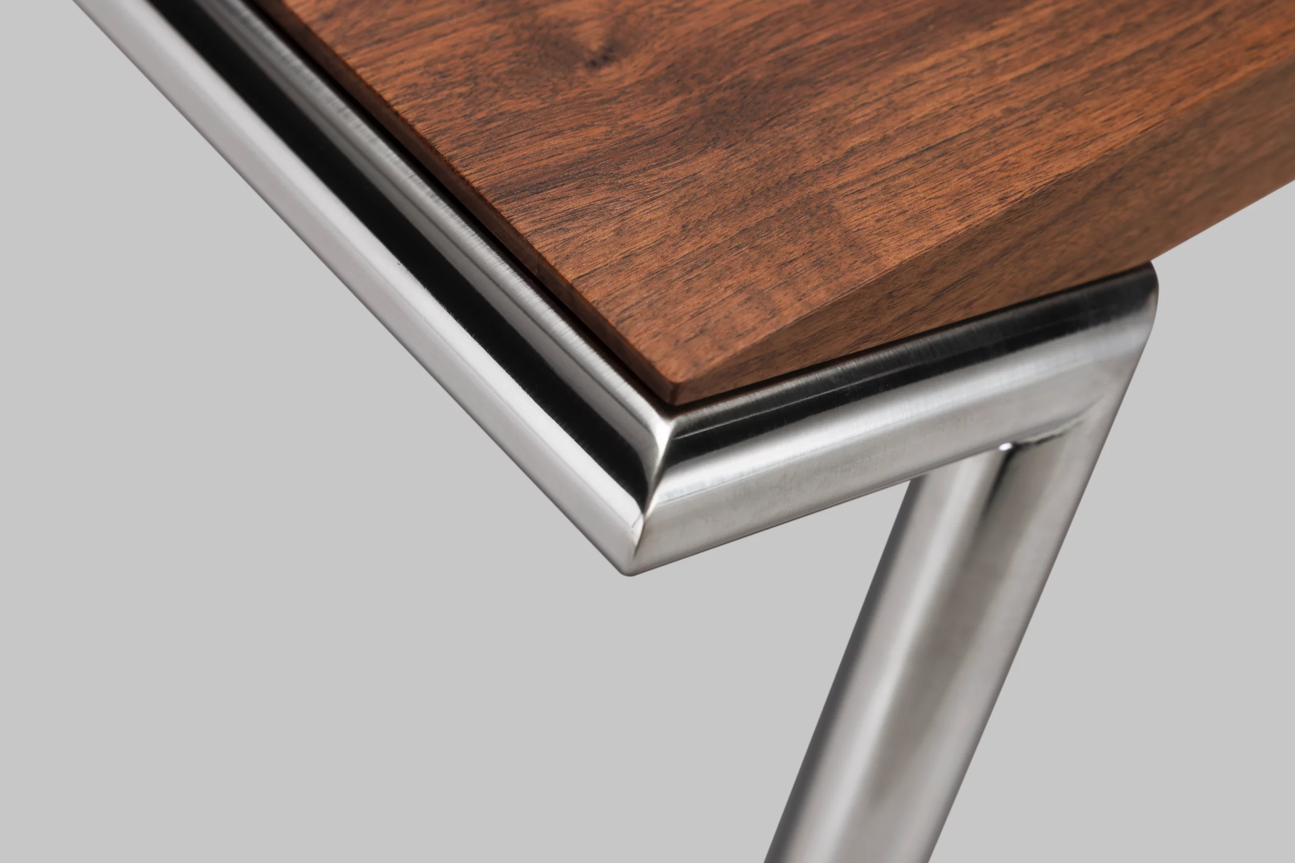 Harvink salontafel de Zotte Amerikaans noten olie met frame geschuurd chroom