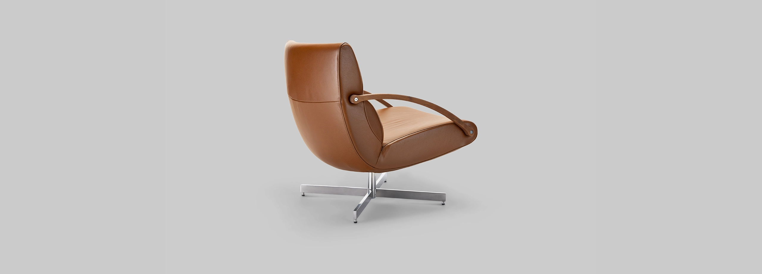 Harvink draai fauteuil Focus in leer cognac bruin met frame geschuurd chroom en Amerikaans noten armleggers