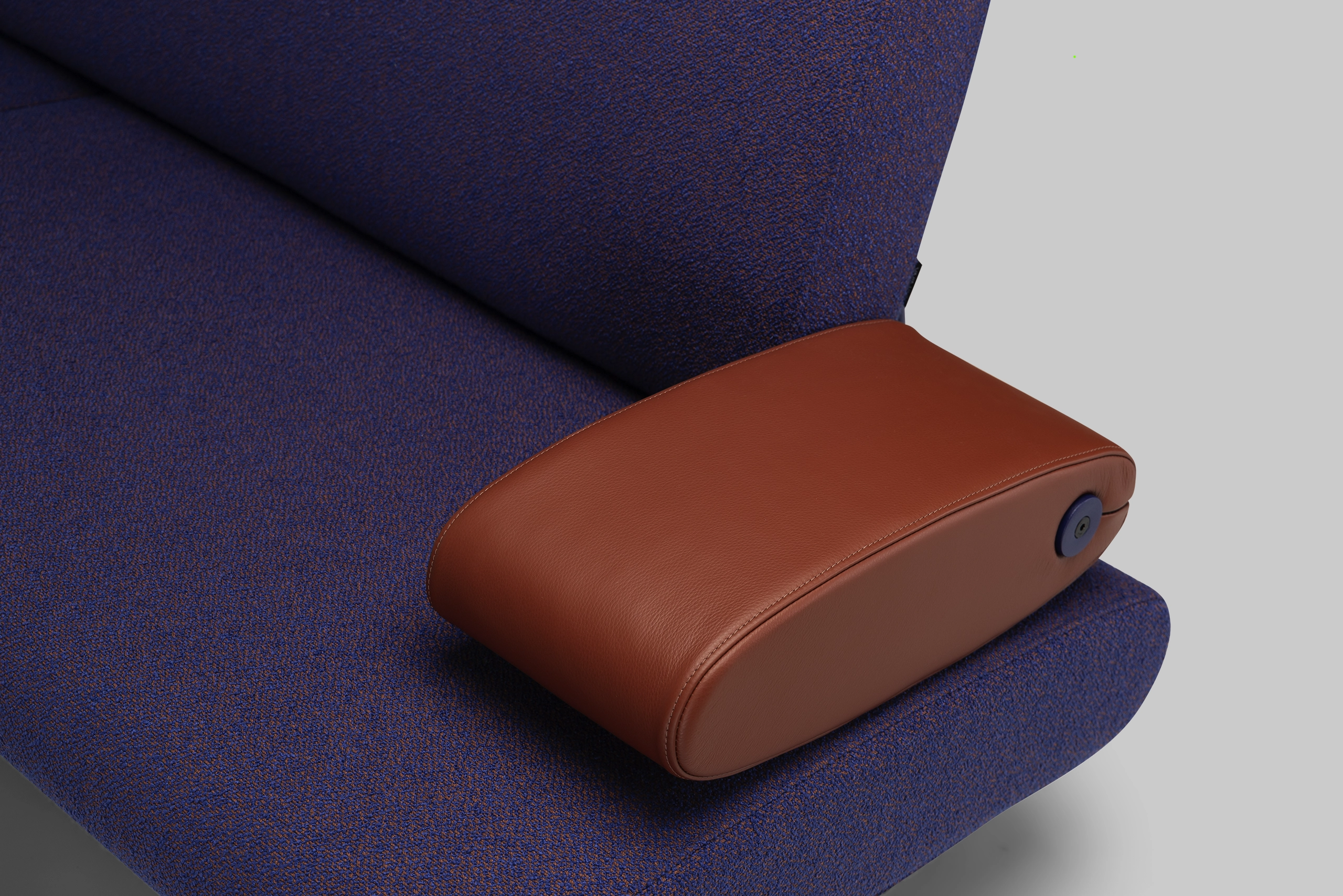 Harvink bank Armslag Ciro blauw bruin armen in leder 1616 bruin met RAL5022 fijnstructuur frame