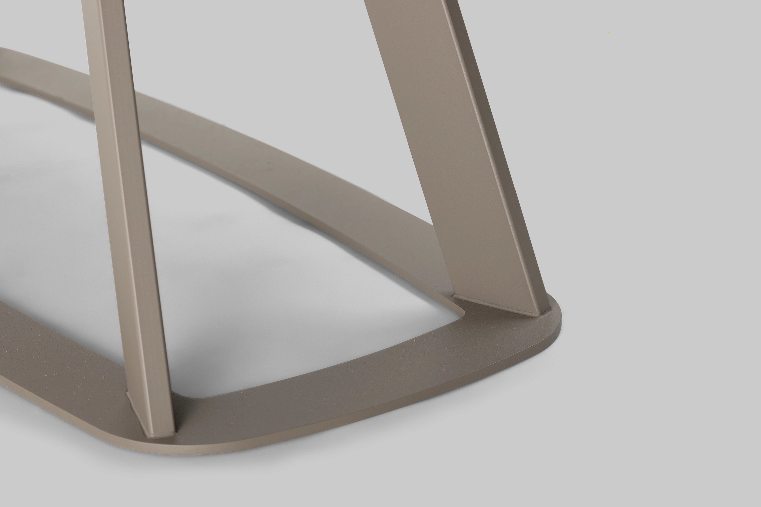 Harvink eettafel Fier Deens ovaal blad in keramiek pulpis silk met poot RAL 7006 beigegrijs fijnstructuur