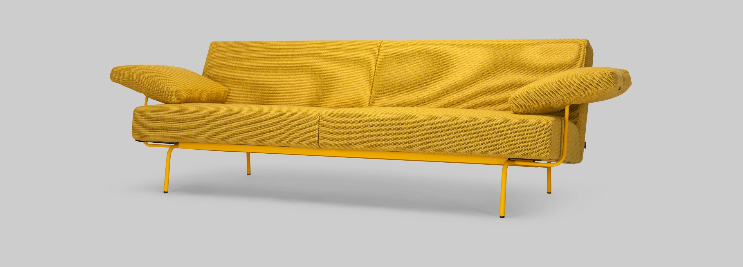 Harvink bank Tyfoon in stof Spectrum geel met frame RAL 1004 goud geel fijnstructuur