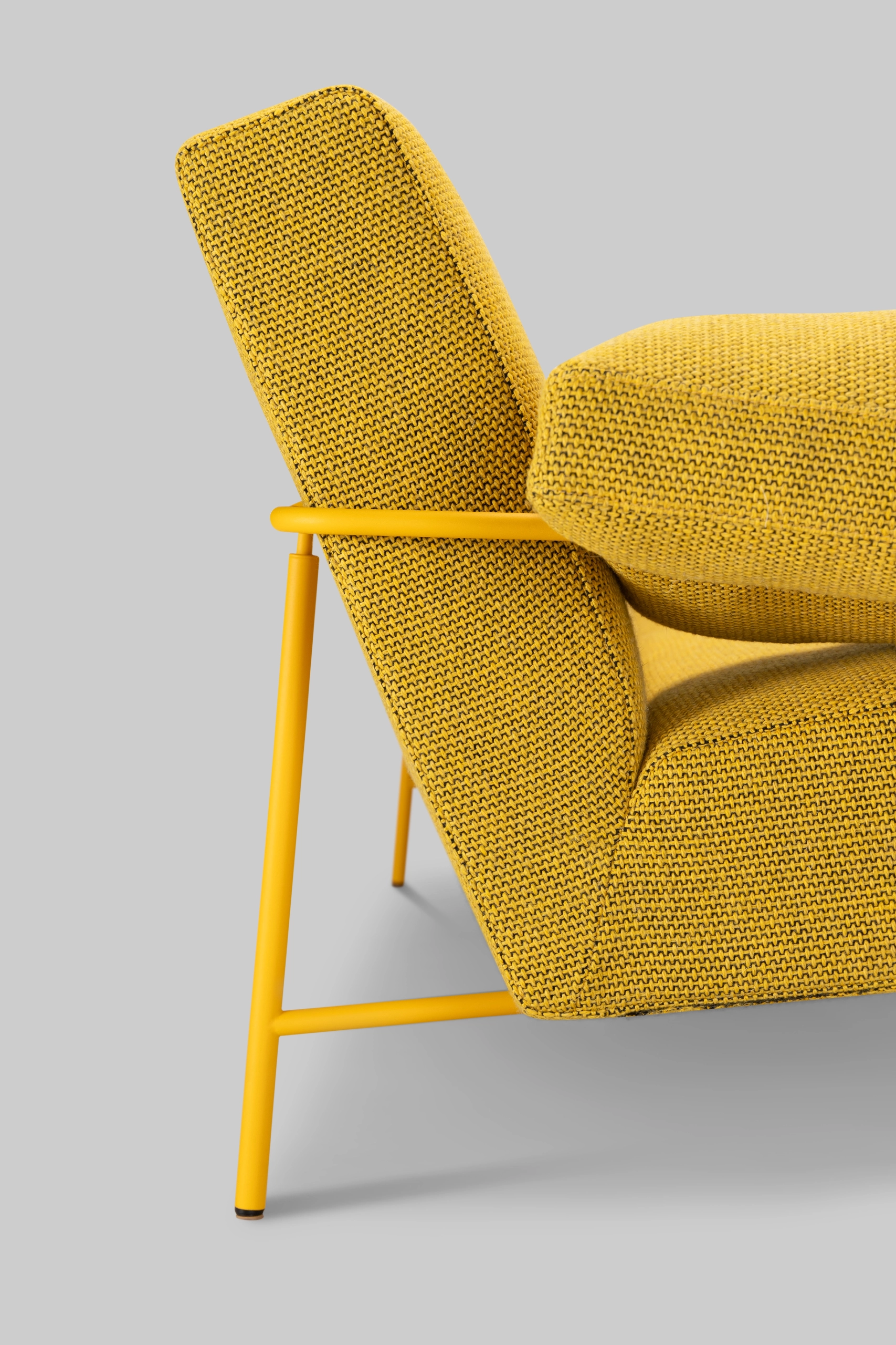 Harvink bank Tyfoon in stof Spectrum geel met frame RAL 1004 goud geel fijnstructuur