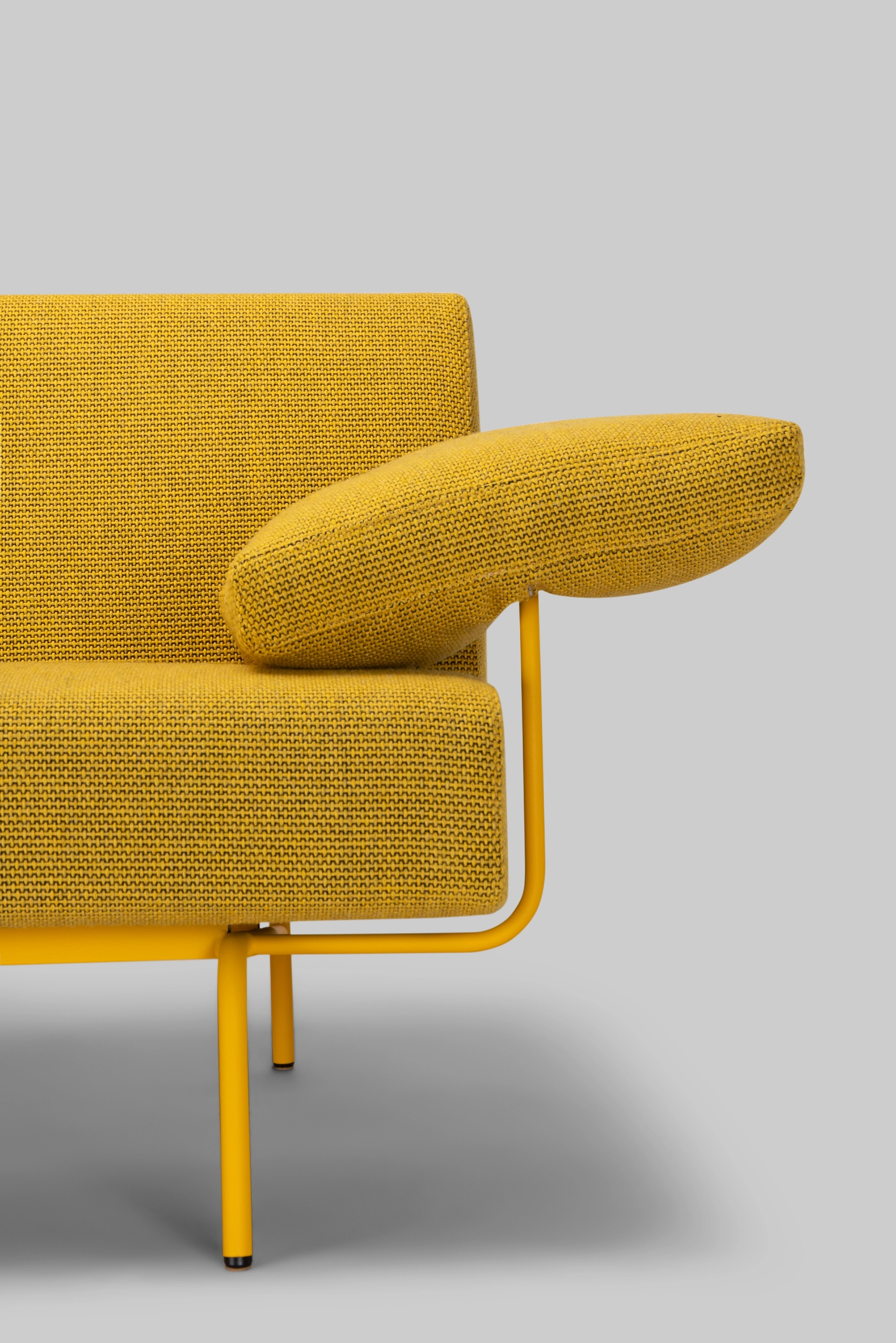 Harvink bank Tyfoon in stof Spectrum geel met frame RAL 1004 goud geel fijnstructuur