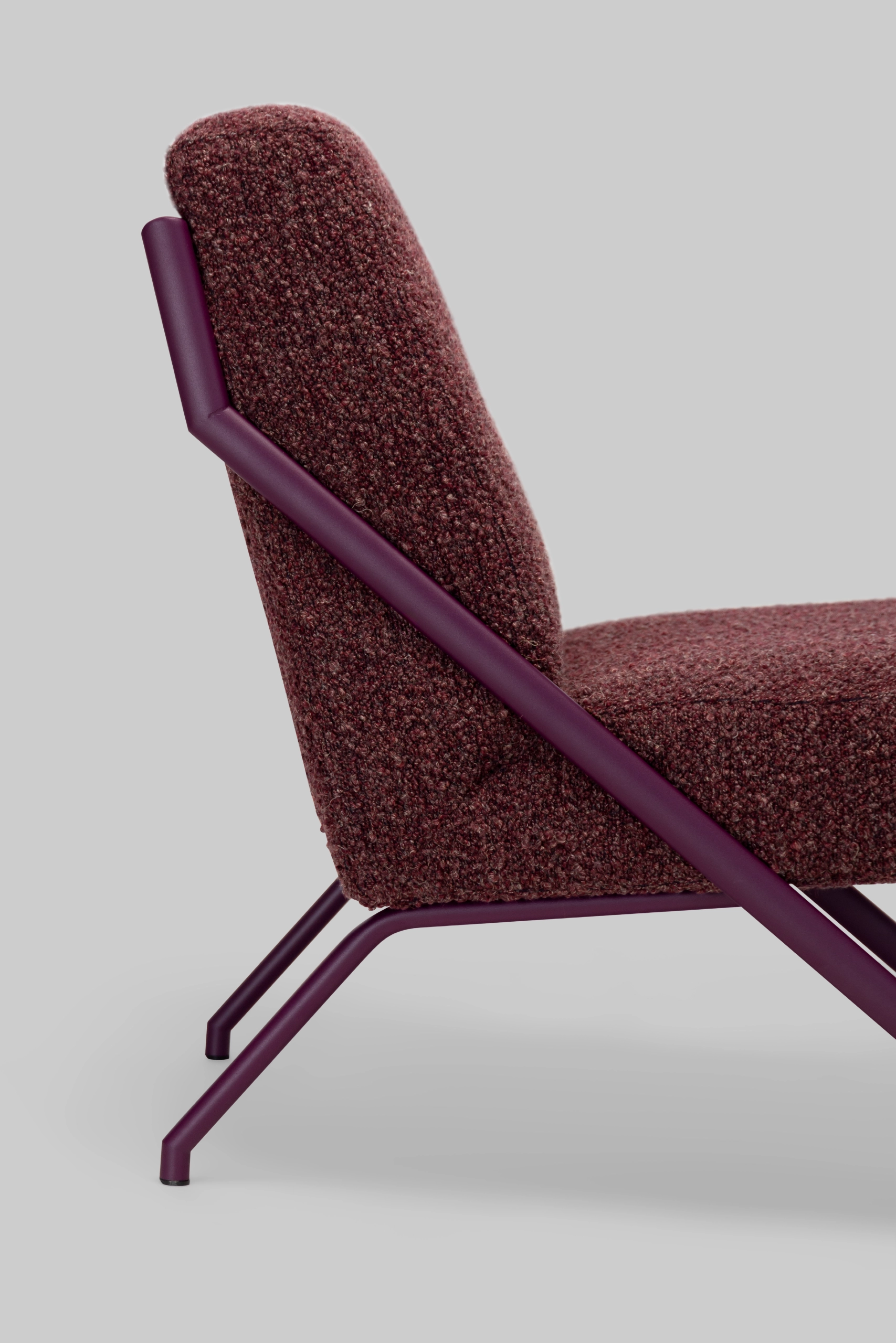 Harvink fauteuil Totem zonder armen in stof Coco met frame in RAL 4007 purper violet fijnstructuur
