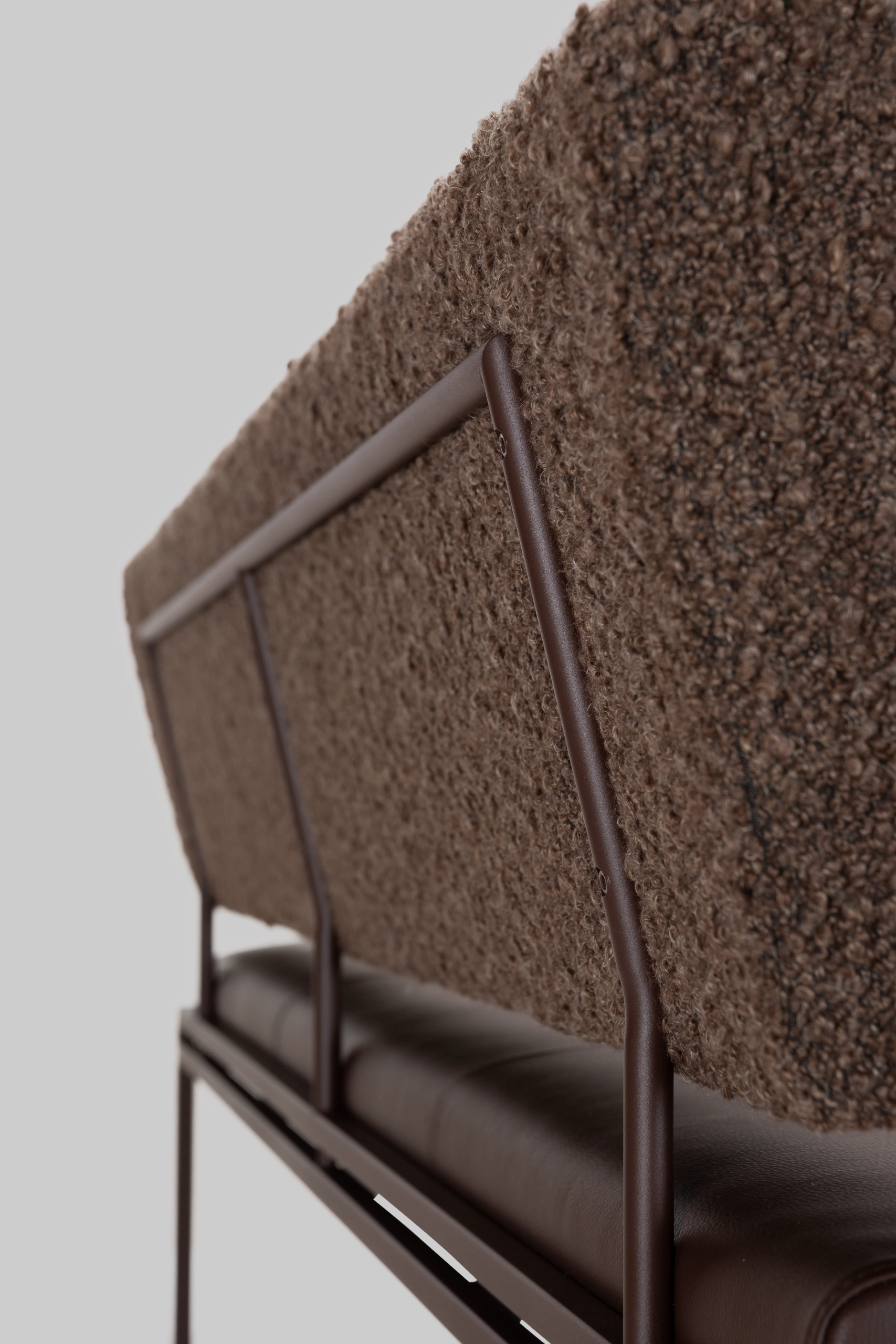 Harvink eetbank Troef in combinatie stof Coco en 1616 leer met frame RAL8017 chocoladebruin fijnstructuur