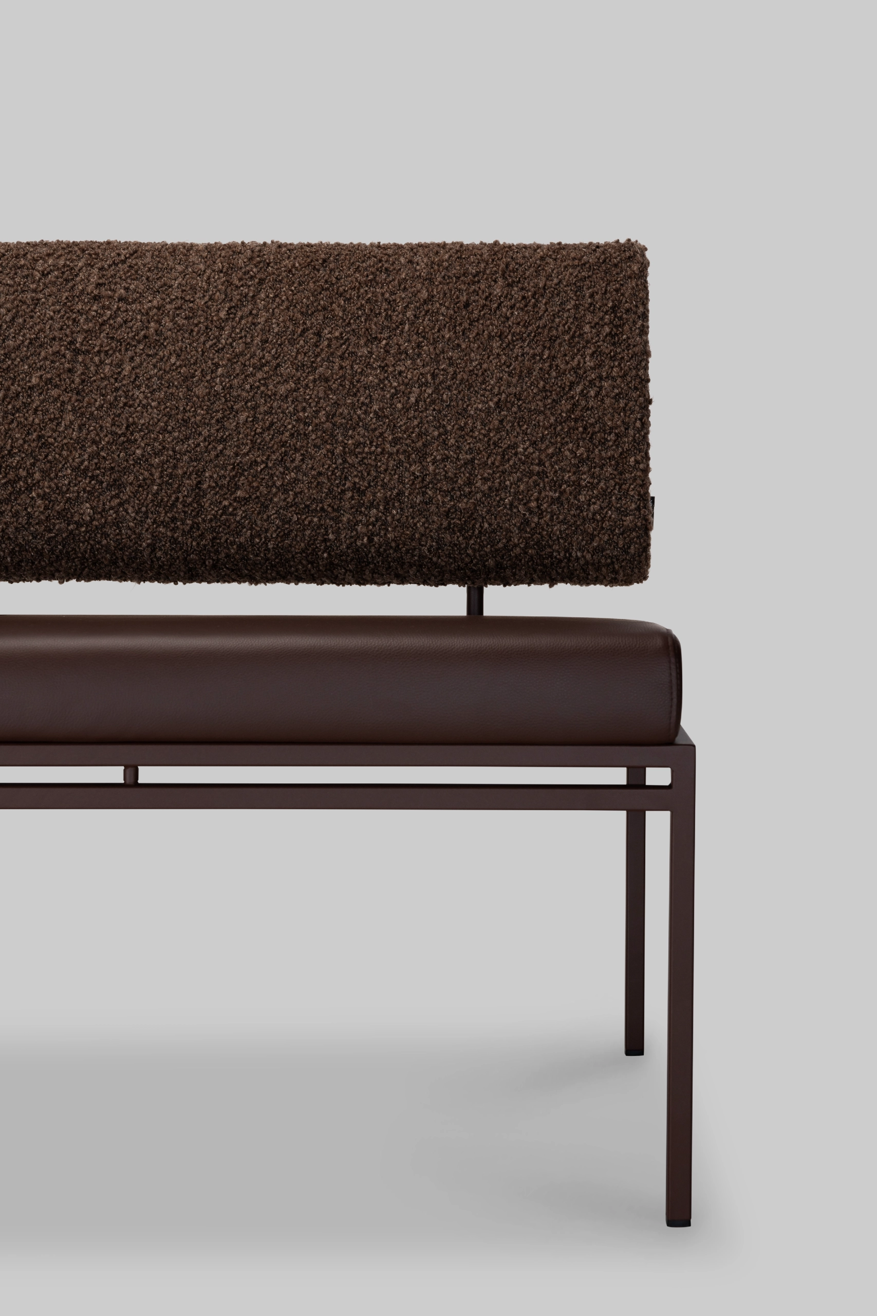 Harvink eetbank Troef in combinatie stof Coco en 1616 leer met frame RAL8017 chocoladebruin fijnstructuur