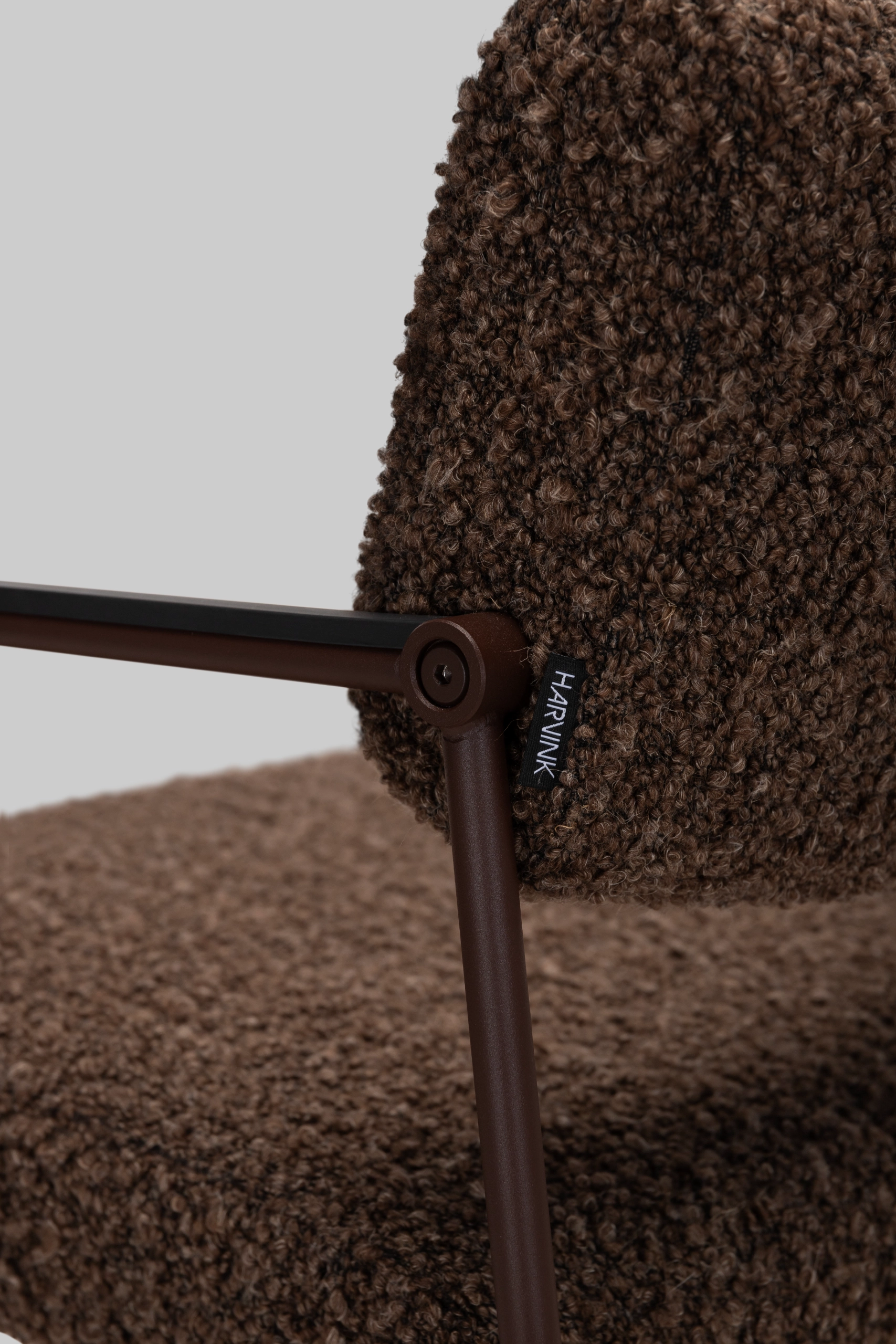 Harvink stoel Duck in stof Coco en zitting in bruin leer met frame RAL8017 chocoladebruin fijnstructuur