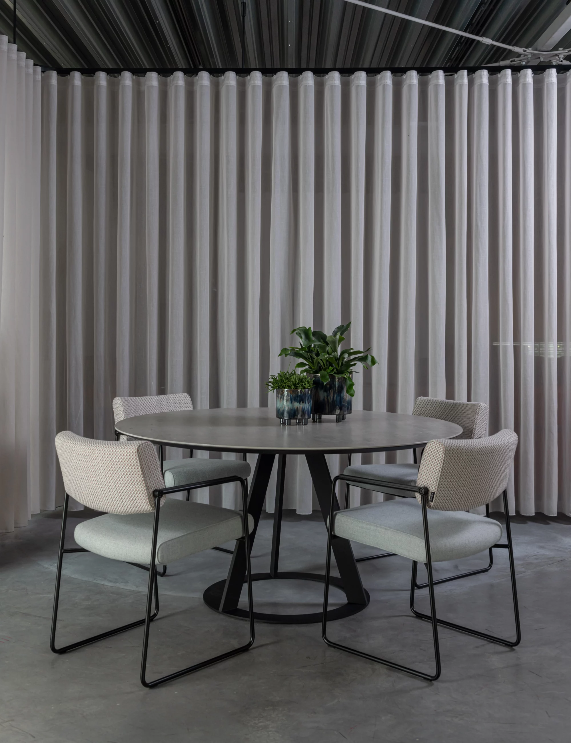 Ronde tafel keramiek met slede stoel Duck Harvink